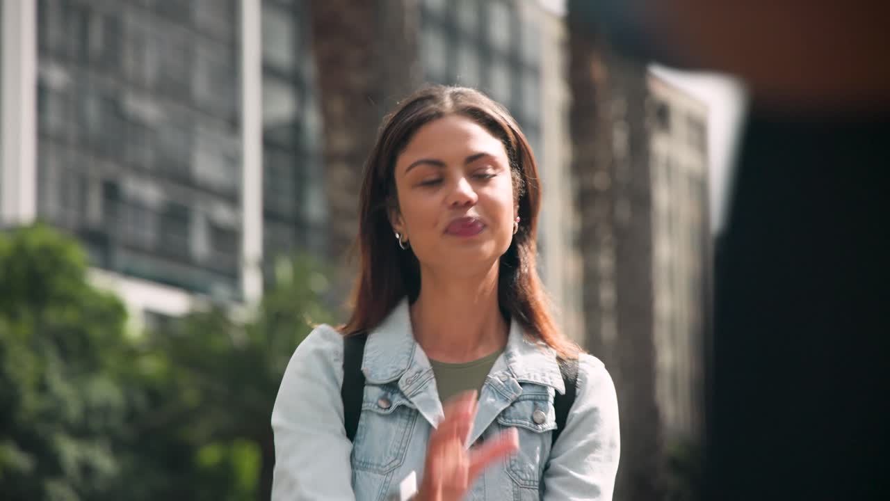 Mujer afroamericana mirando la taza, levantándola, saboreando un sorbo, revisando su reloj inteligente en un parque urbano.