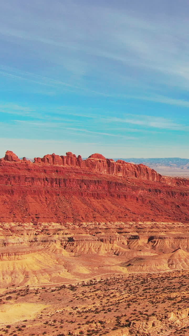 Una splendida vista delle formazioni di roccia rossa sotto un cielo azzurro terso nello Utah. Il paesaggio mette in mostra le caratteristiche geologiche uniche della regione. Movimento fluido di panning della camera