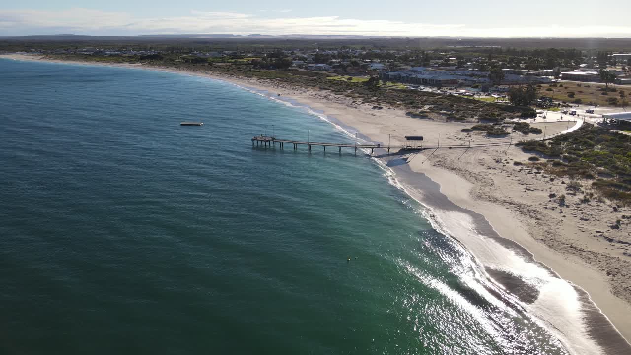 은 날에 파란 물과 함께 jurien bay town pier 위의 드론 항공기