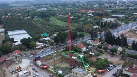 Vista-Aérea-Panorámica-De-Rascacielos-En-Construcción-Con-Vistas-A-La-Ciudad,-Tel-Aviv,-Israel