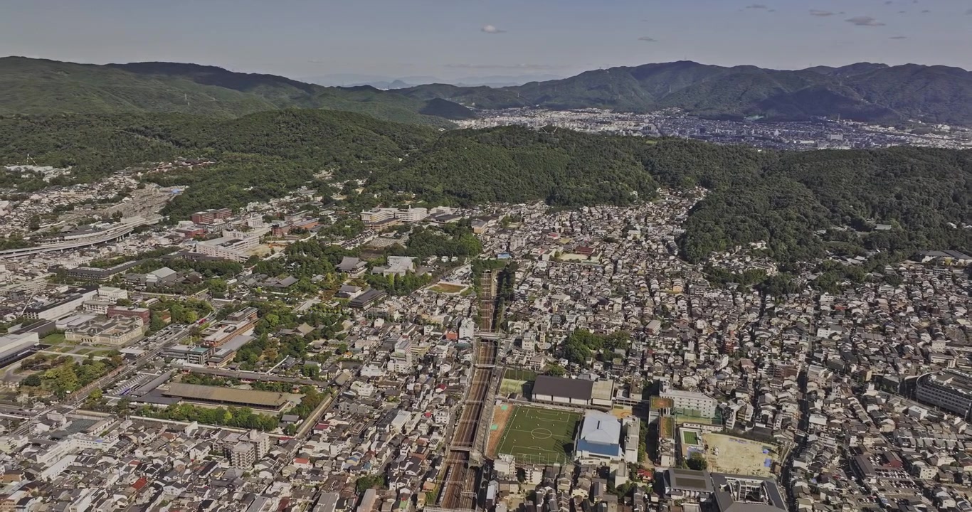Kyoto Giappone Aerea v89 orbita alta che rivela i distretti di Shimogyo, Higashiyama, Yamashina e Sakyo attraverso la città sotto montagne boscose - Scattata con Mavic 3 Pro Cine - 8 ottobre 2023