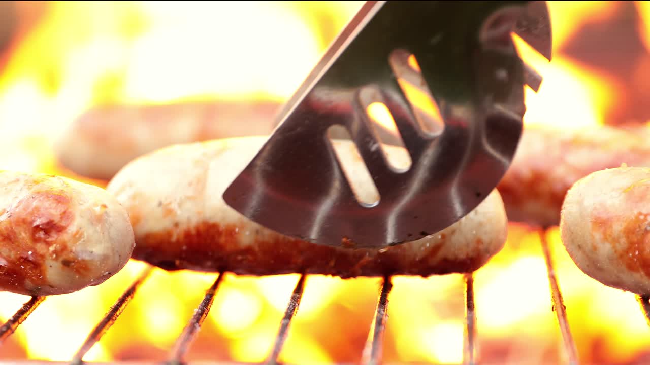 맛있는 매운 소시지, 불로 그릴에 요리