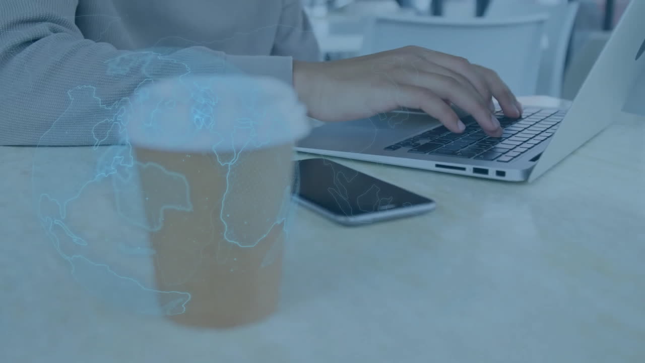 animación del globo sobre un hombre biracial usando una computadora portátil.