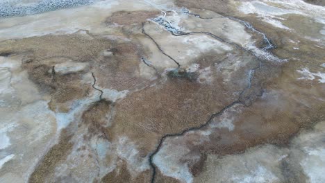 drone volando sobre las aguas termales de willy salvaje en lagos gigantescos