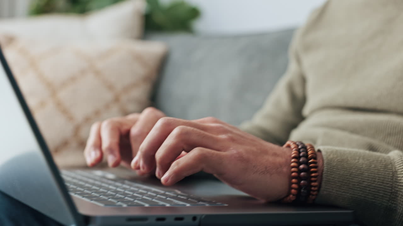 Forfatter, mand eller studerende, hænder taster e-mail