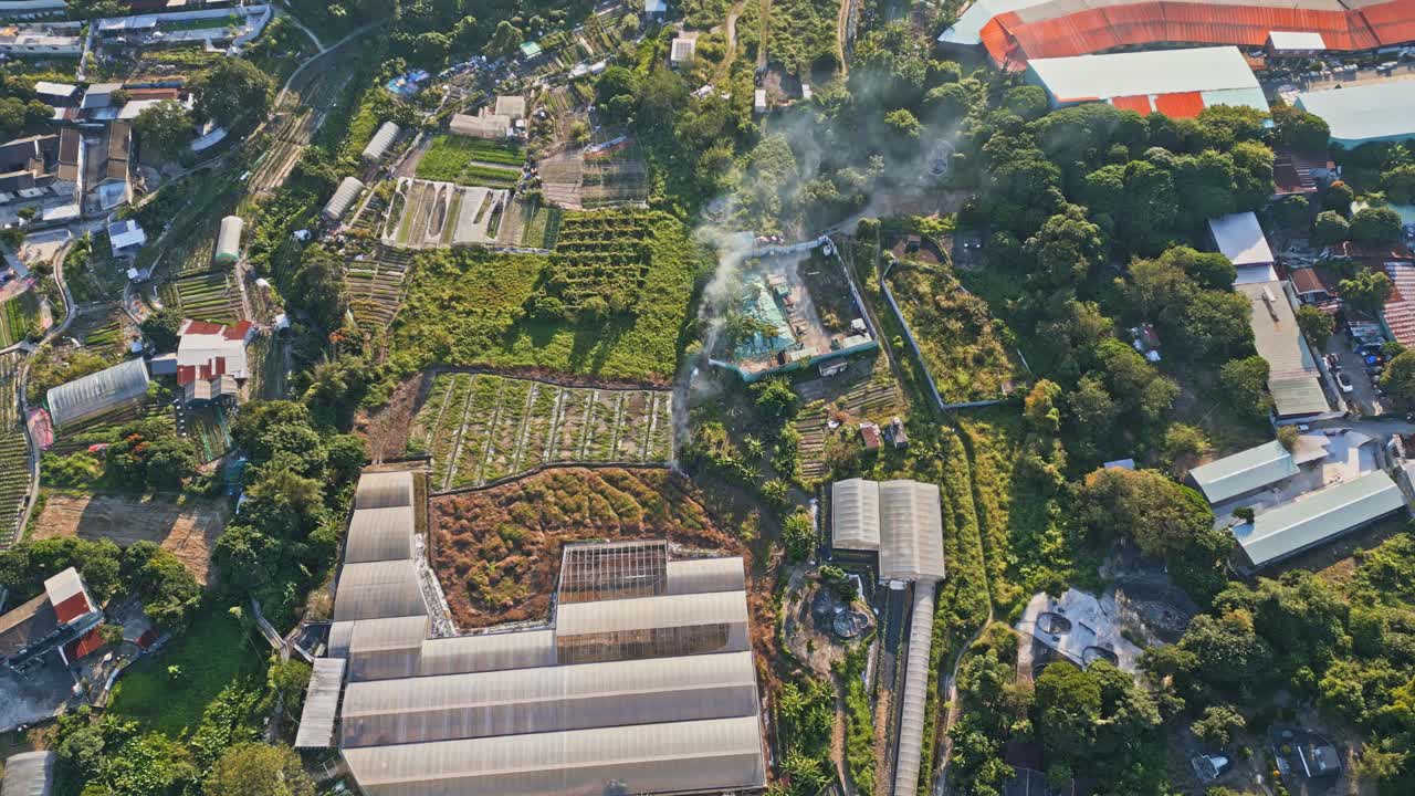 fuego y gran humo en la granja en shap pat heung, tai tong, yuen long, vista aérea superior