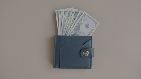billetera con dólares de estados unidos