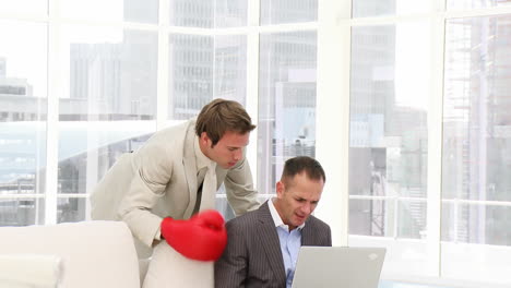 un hombre de negocios enojado golpeando a su colega.