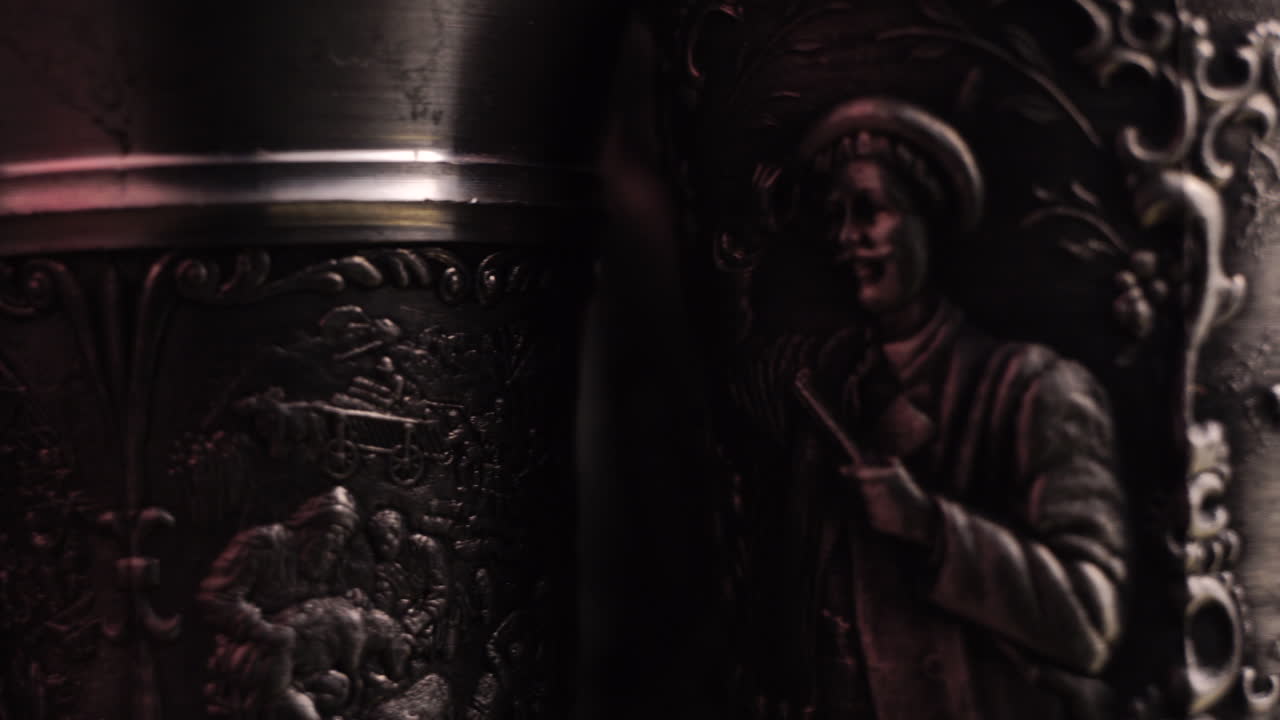 조각된 세부 사항이 있는 빈티지 텐터 글래스, 매크로 클로즈업