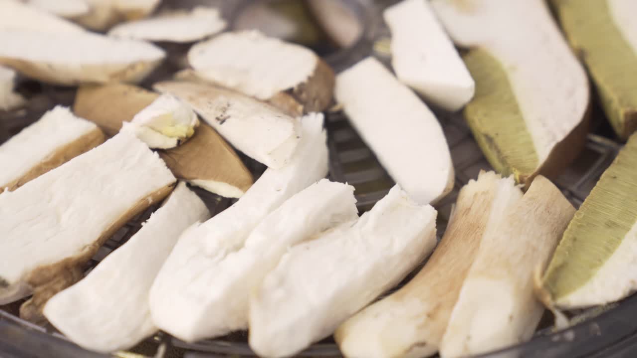 secar champiñones en la cocina