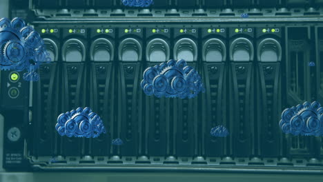 animación de iconos de nubes azules digitales que se mueven sobre el primer plano del servidor de la computadora