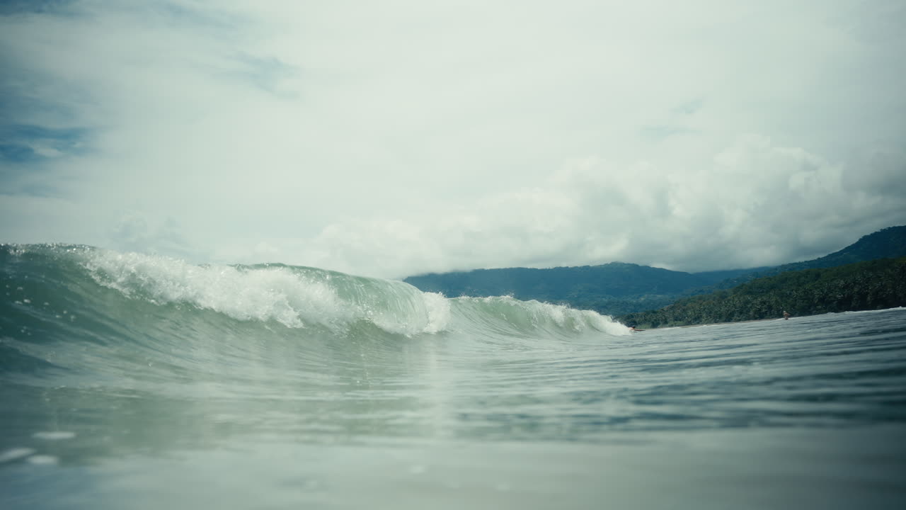 해변에 부서지는 파도