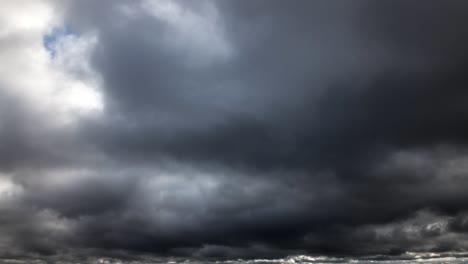 el lapso de tiempo de un cielo oscuro dramático tormentoso