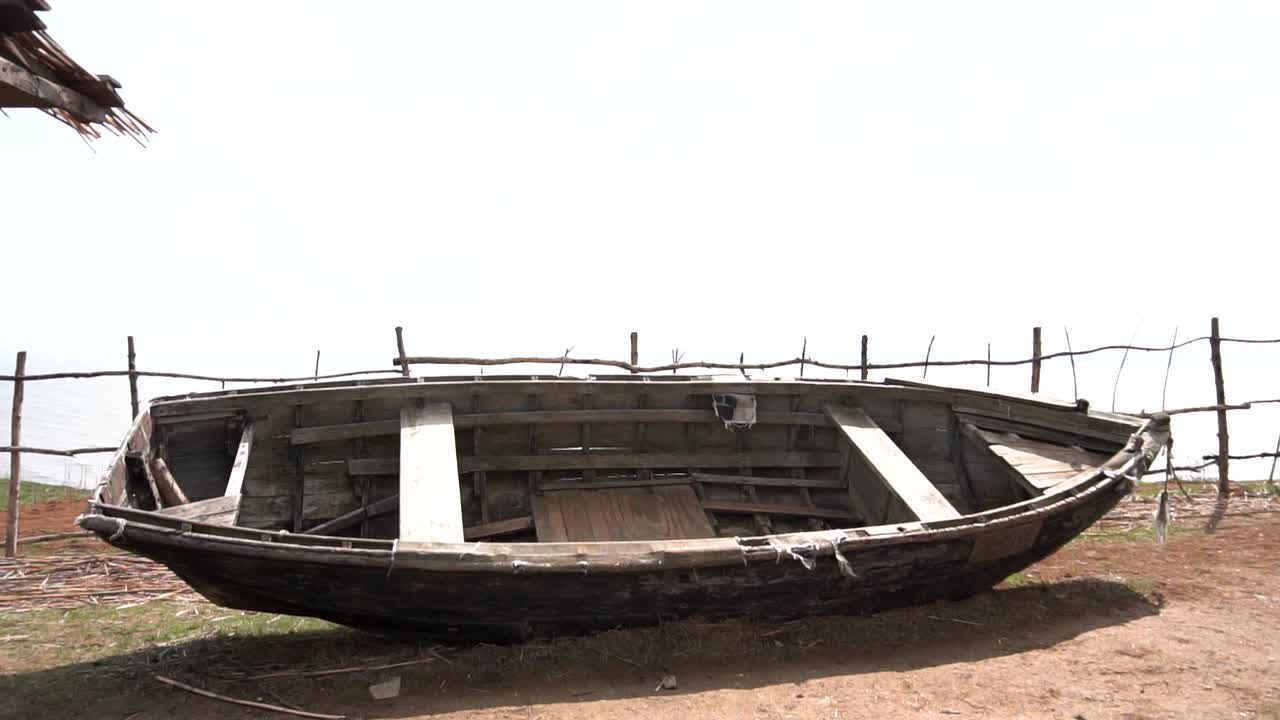 은 해변에 있는 나무 배