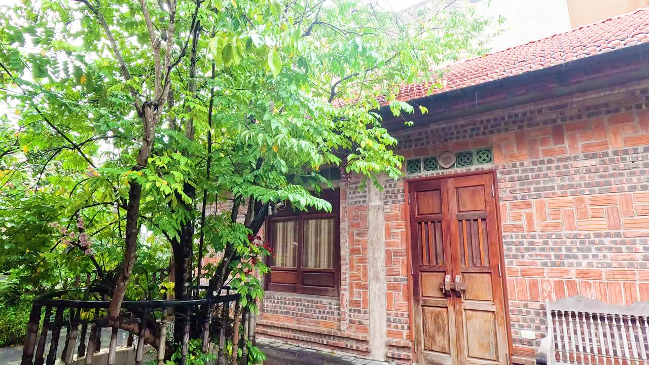 은 빌라 안에 비가 내린다