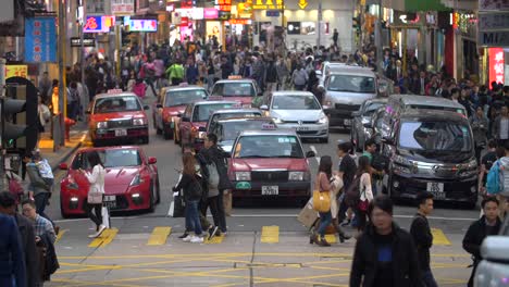 enfóquese en la concurrida calle de hong kong