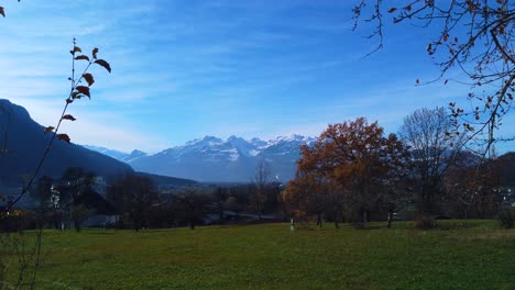 imágenes de una montaña austríaca alpes glacers desde una distancia con primer plano verde y cielo azul