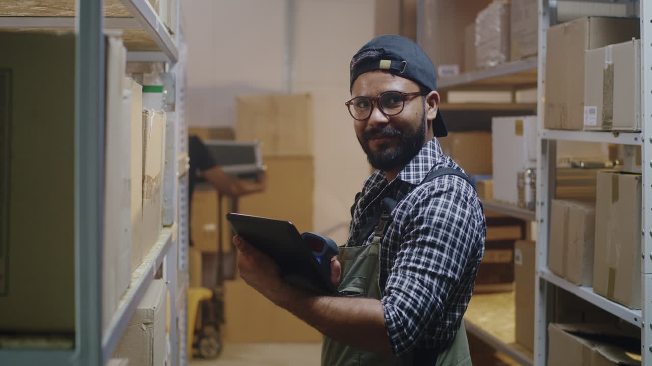 trabajador de almacén que utiliza una tableta para la gestión del inventario