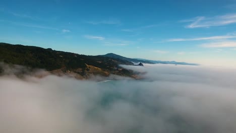 Antena:-Empujando-Hacia-La-Costa-De-Oregón,-La-Niebla-Se-Desvanece-Para-Revelar-Una-Hermosa-Costa.