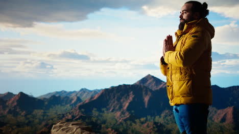 explorador tranquilo y pacífico haciendo una sesión de meditación para aliviar el estrés en la naturaleza