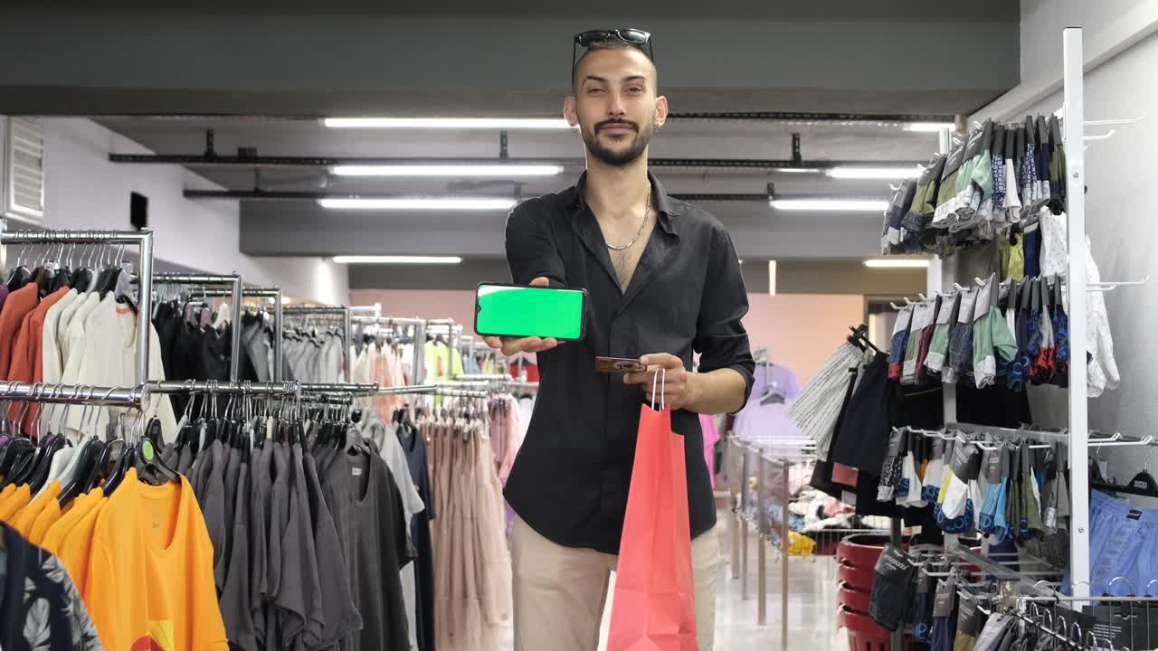 Uomo con app per lo shopping