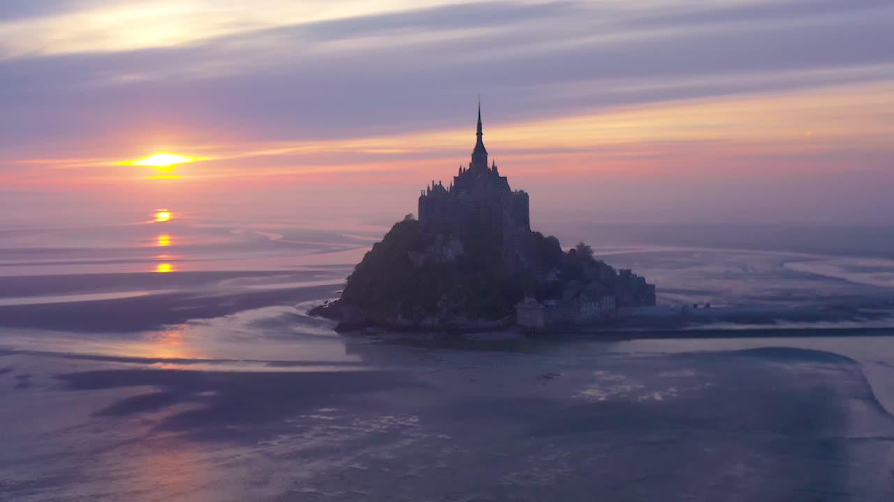 moody fantastisk aerial af mont saint-michel frankrig i tåge og tåge tidligt om morgenen 2