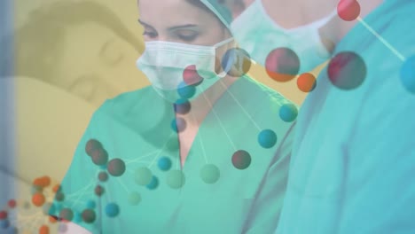 animación del adn rotando sobre mujeres y hombres médicos caucásicos durante la operación