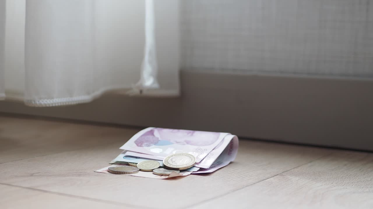 창문 근처 바닥에 있는 돈