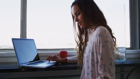 mujer ejecutiva trabajando en una computadora portátil
