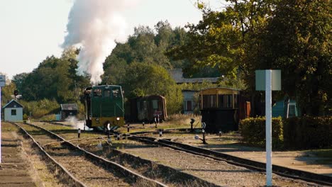 el viejo tren viaja por las vías del tren