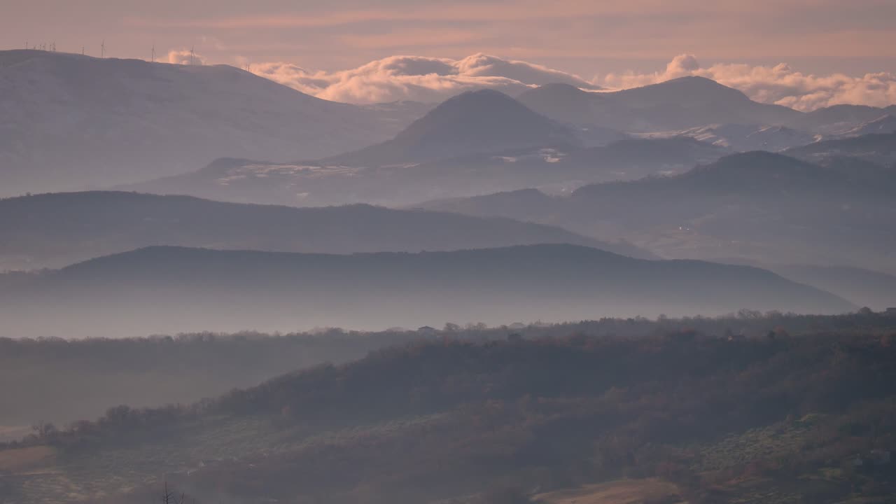 이탈리아 아브루조 주 가디아그레레에서 주변 시골과 언덕의 풍경