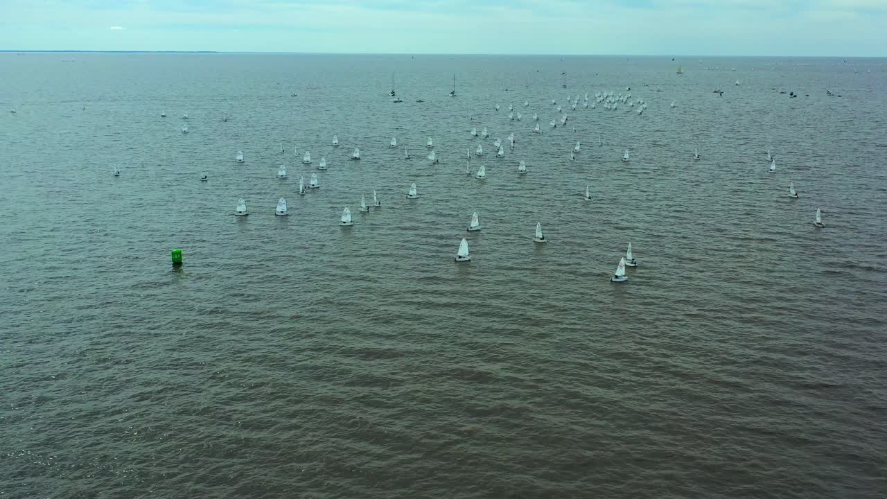 un gran grupo de estudiantes optimistas de vela, aéreos sobre el río.