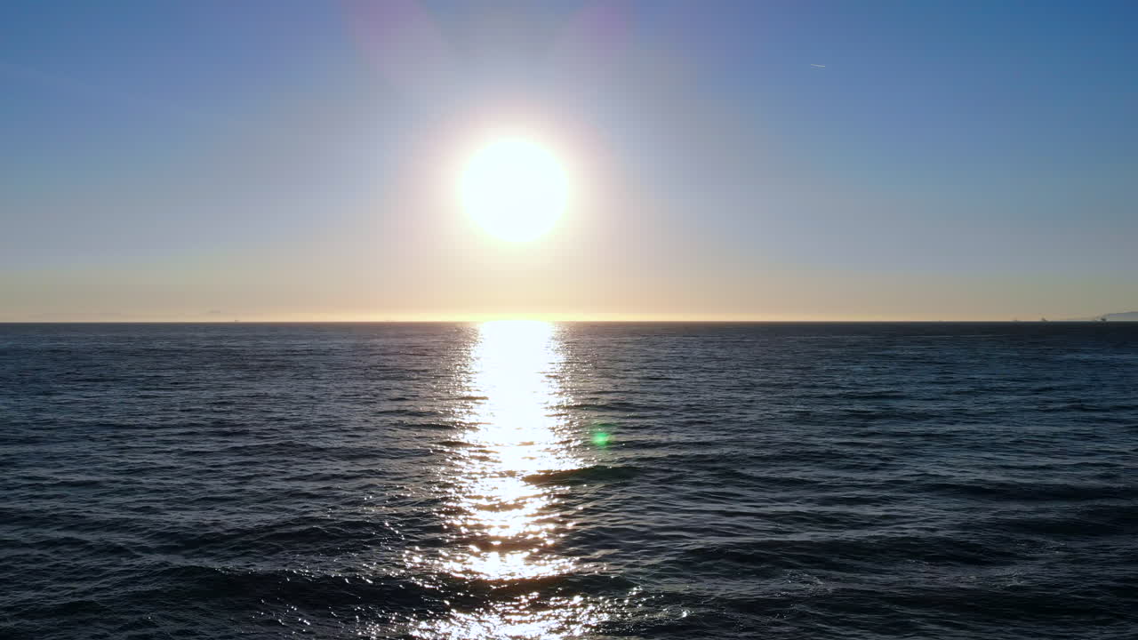 캘리포니아 남부 헌팅턴 비치에 있는 공중 4k dji 드론에 의해 아름다운 바다 물결 일몰에서 배구 코트가 있는 빈 해변까지 긴 후퇴