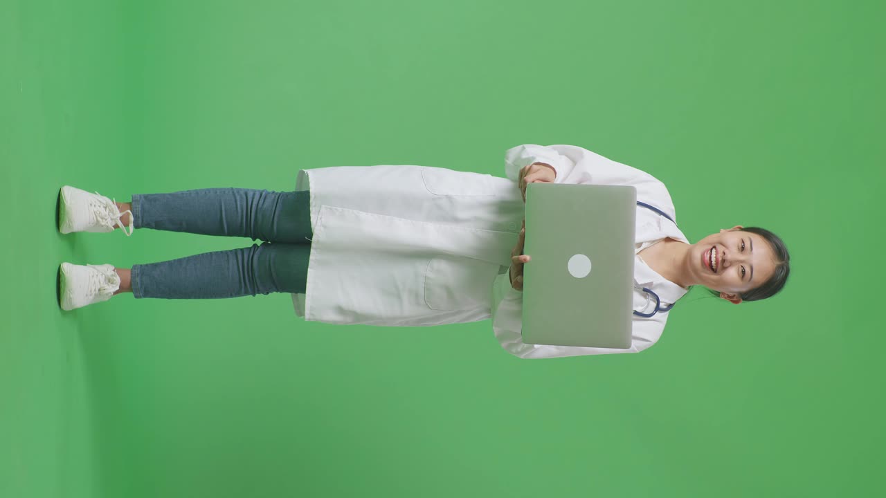 médico usando una computadora portátil