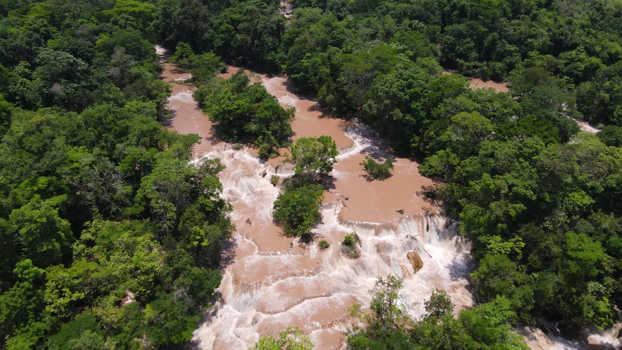 Cachoeiras Agua Azul após fortes chuvas, Chiapas, México, inundação em vista aérea 4K
