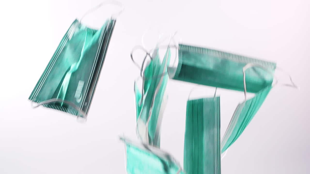 슬로우 모션으로 떨어지는 수술용 마스크 더미