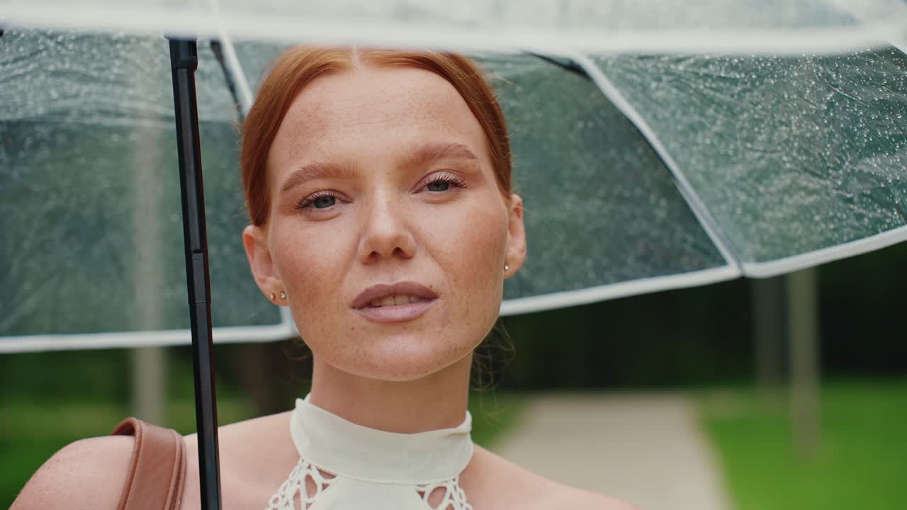 비가 오는 동안 우산을 들고 있는 여자