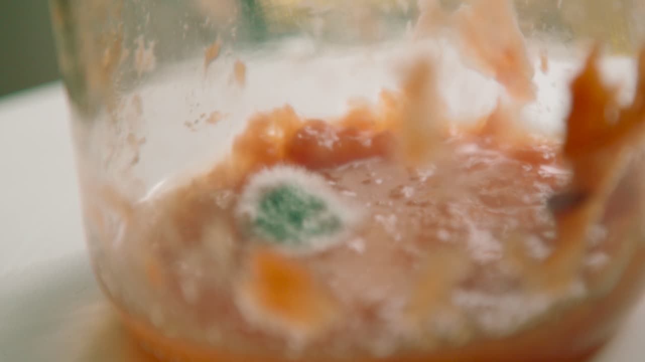 moho de comida en un tarro de mermelada