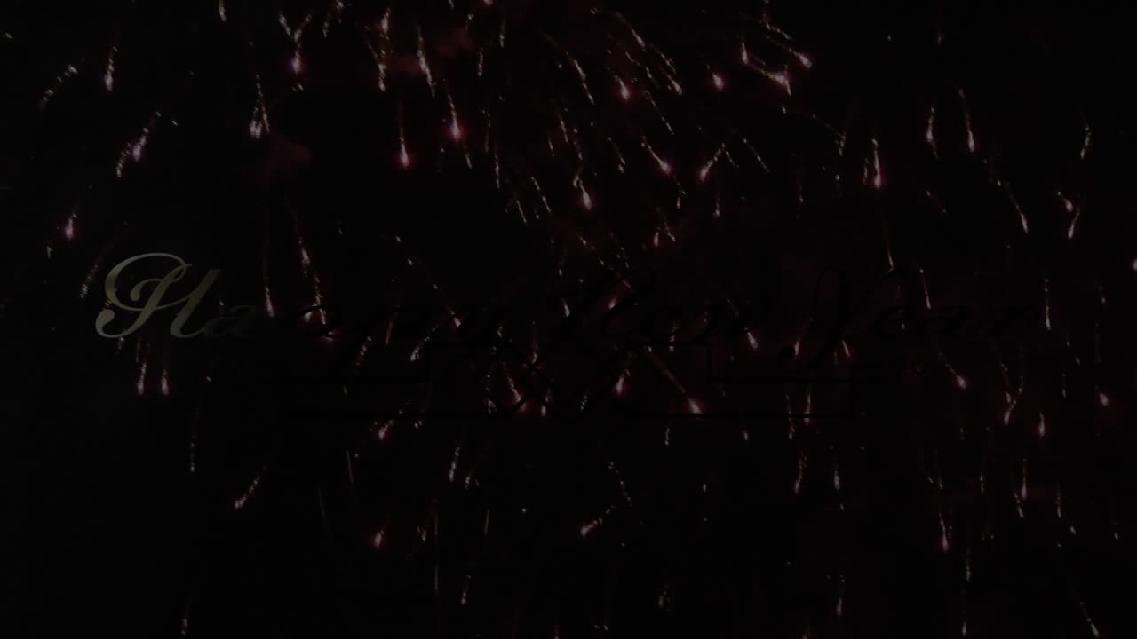 animación digital de texto de feliz año nuevo dorado contra obras de fuego explotando sobre fondo negro
