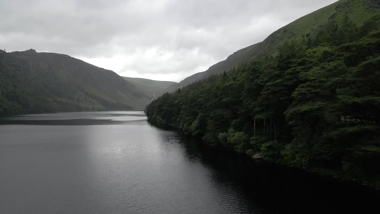 v자형 계곡의 호수와 숲