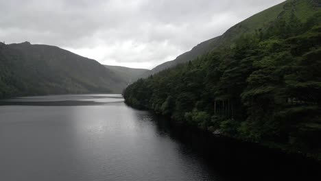 Lago-Y-Bosque-En-Un-Valle-En-Forma-De-V