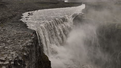 Poderosa-Cascada-Detifoss-Aéreo-Islandés-Naturaleza-Cruda-Cámara-Lenta