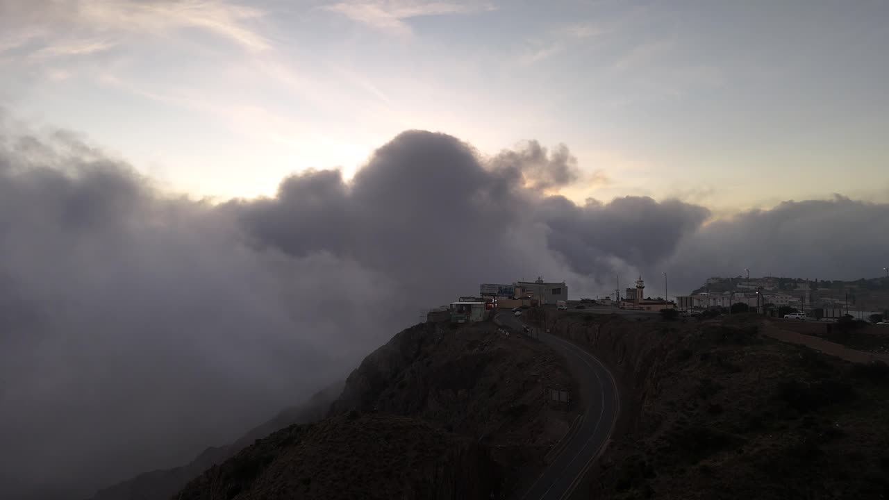 vuelo aéreo hacia la nube de lluvia, vista de la puesta de sol sobre las nubes, abha, arabia saudita