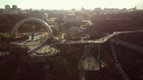 Monument-arch-Friendship-of-the-Ukrainian-and-Russian-peoples-arch.-Kiev,-Ukraine