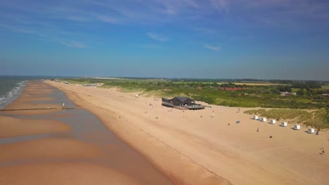 la playa de cadzand-bad, los países bajos durante un día soleado