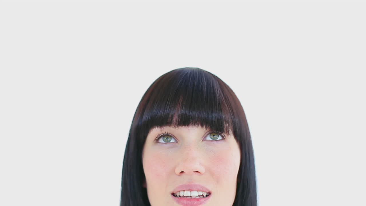 갈색 여자 는 카메라 에 미소 짓고 있다