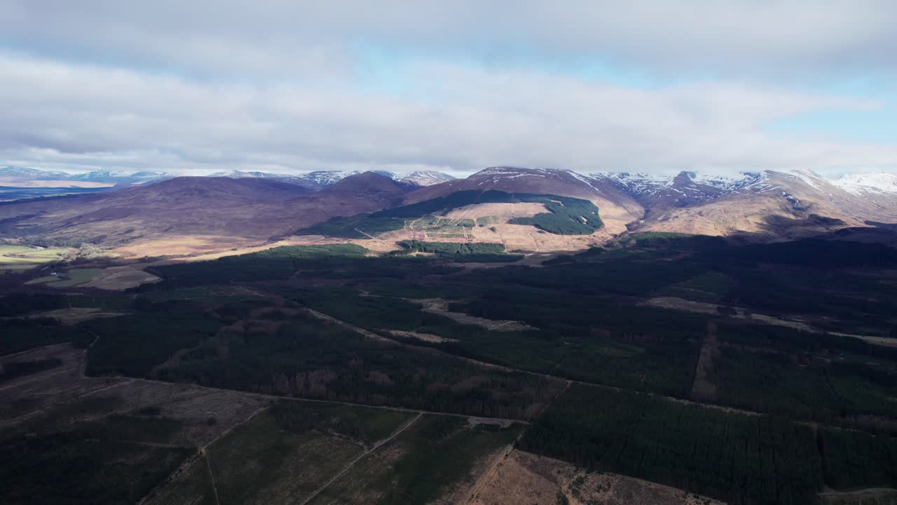 vista aérea de la campiña turca con montañas y campos agrícolas