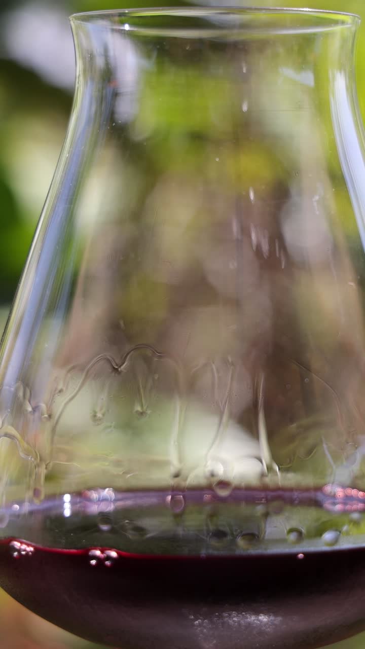 verter y airear vino rojo en la naturaleza