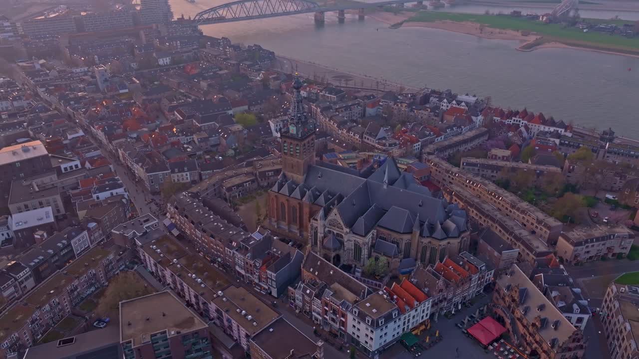 Vista aerea della Stevenskerk circondata dai tetti di Nimega al tramonto.