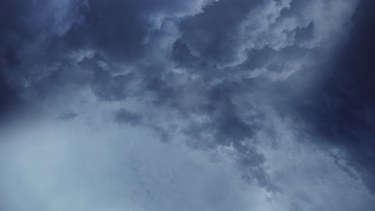 타임랩스, 어두운 하늘의 뇌우와 하늘에서 움직이는 적란운 구름